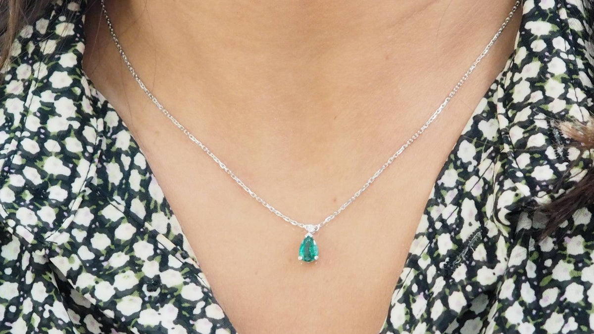 Collier pendentif en or blanc, émeraude et diamant