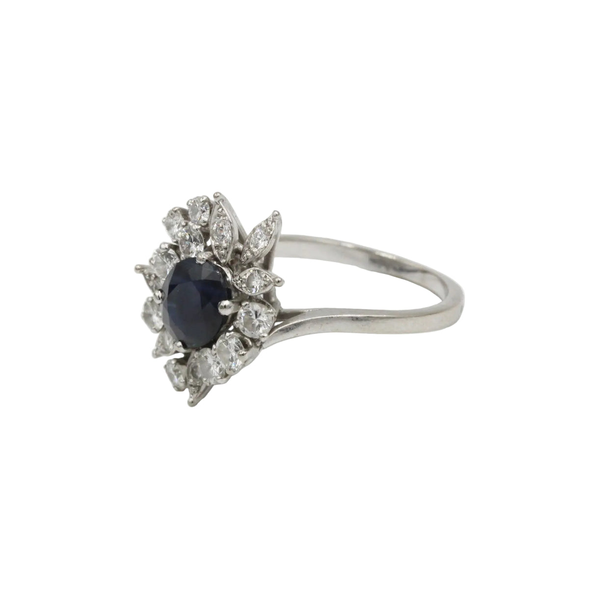 Ring Cocktail in white gold, sapphire and diamonds