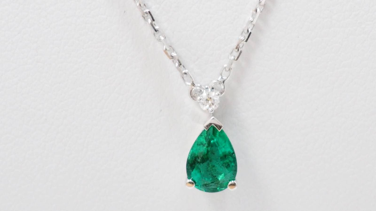 Collier pendentif en or blanc, émeraude et diamant