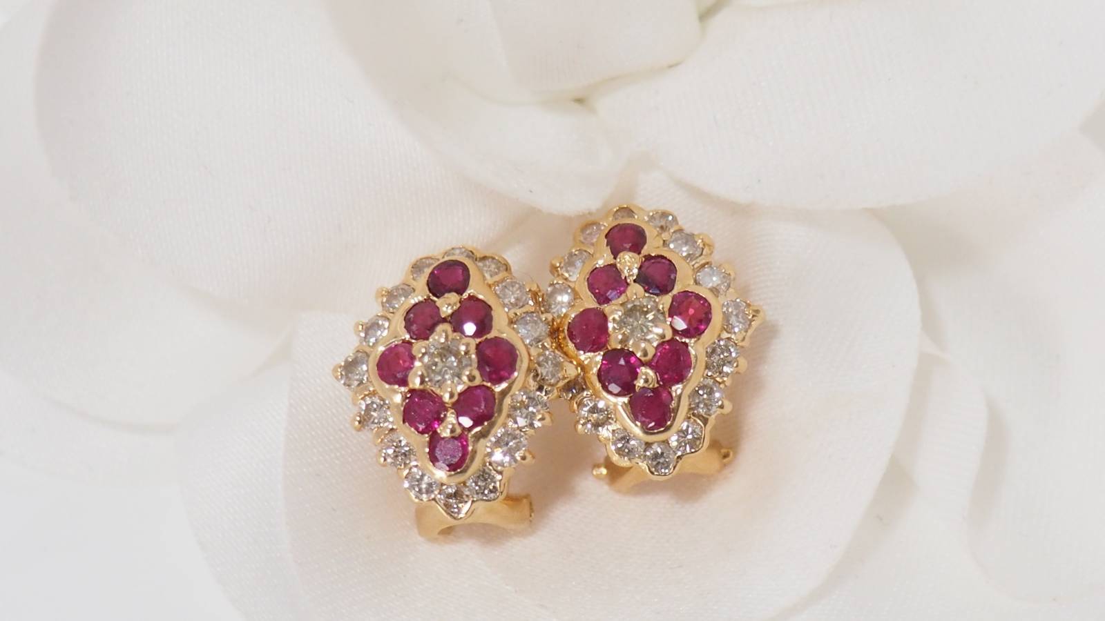Boucles d'oreilles en or jaune, diamants et rubis