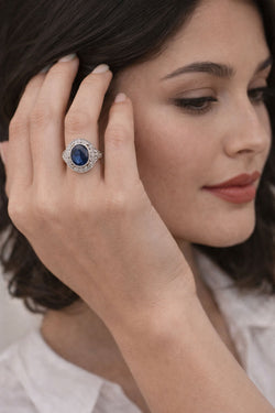 ANILLO DE ALTA JOYERIA IN PLATINO WITH ZAFIRO AZUL AND DIAMANTES. 