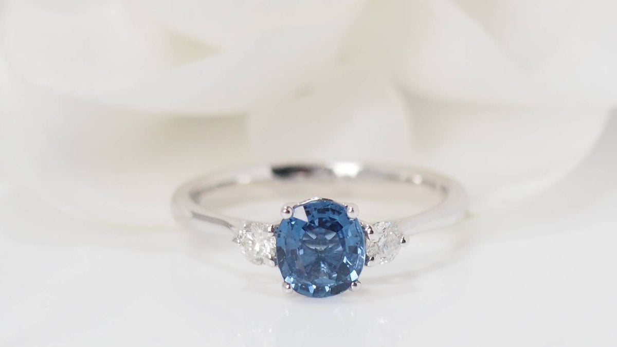 Bague en platine saphir de Ceylan et diamants