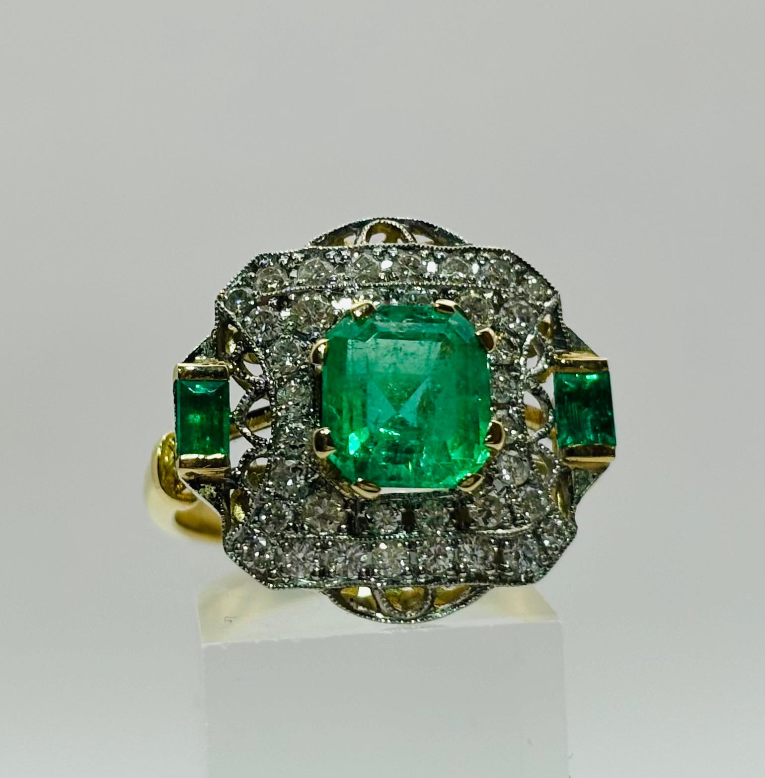 ANILLO EN ORO CON ESMERALDAS Y DIAMANTES