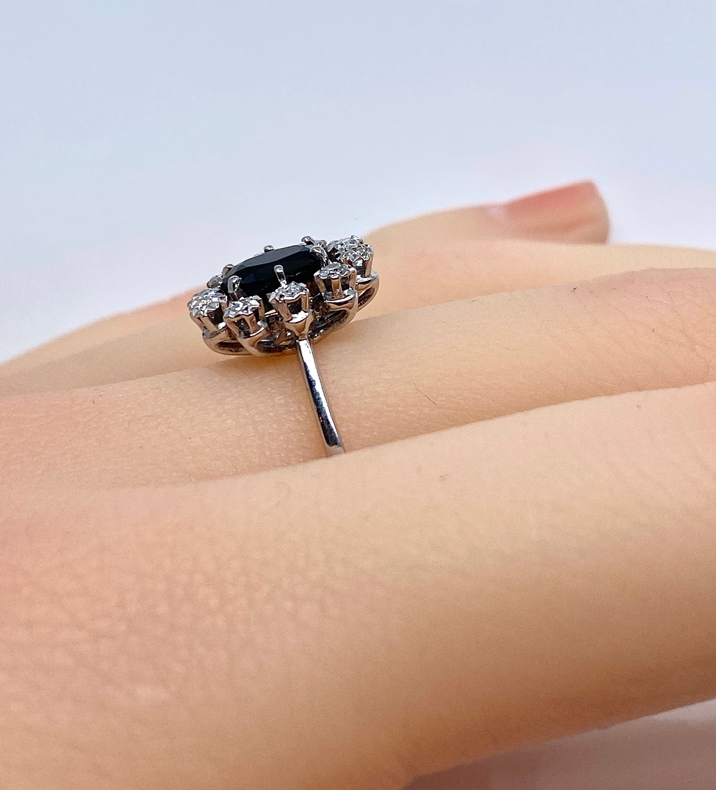 Bague marguerite en or blanc 18 carats en saphir et diamants