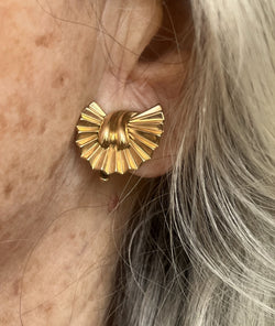 Brooch and Earrings in yellow gold