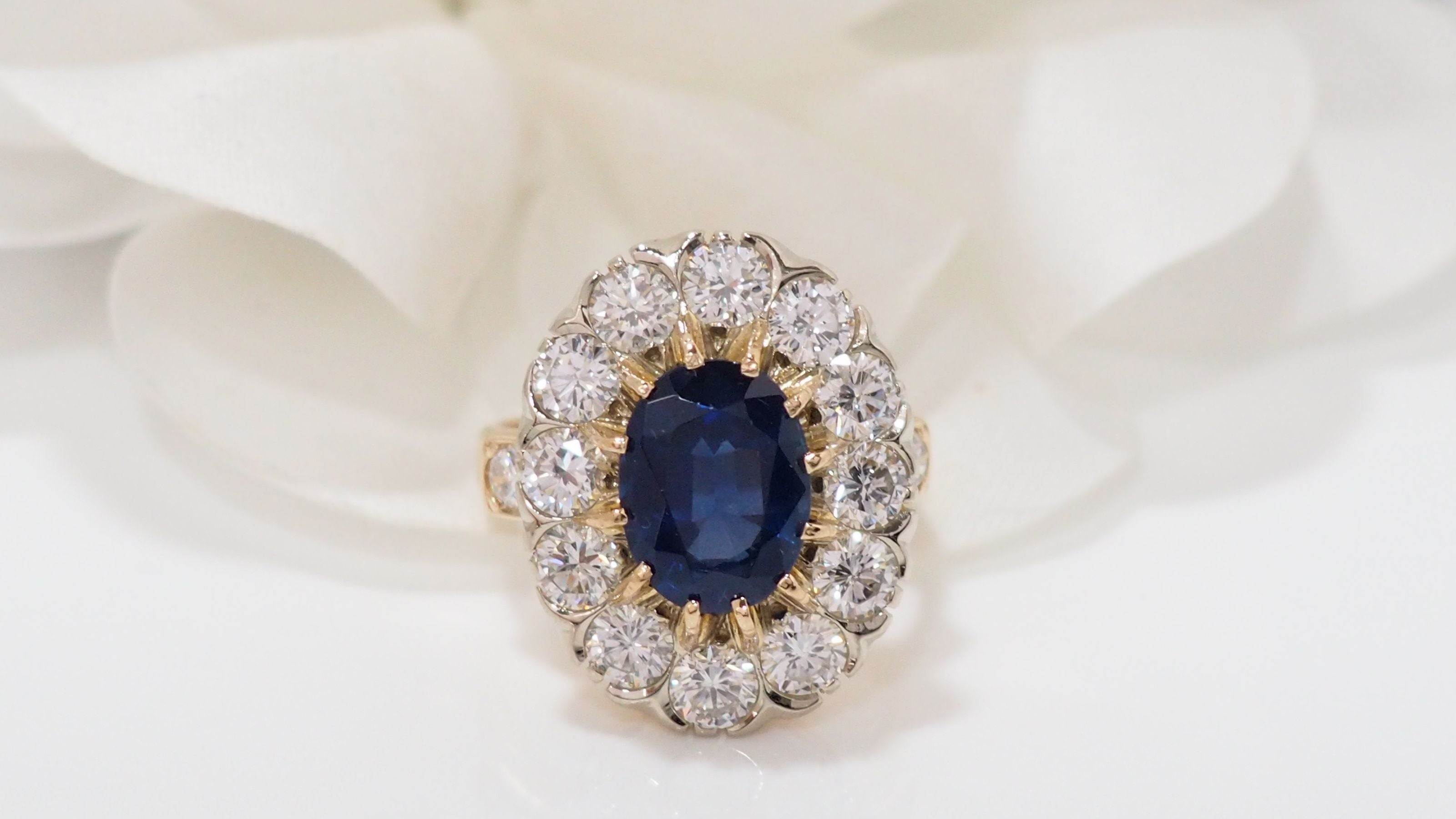Pompadour ring in yellow gold sapphire and diamonds 