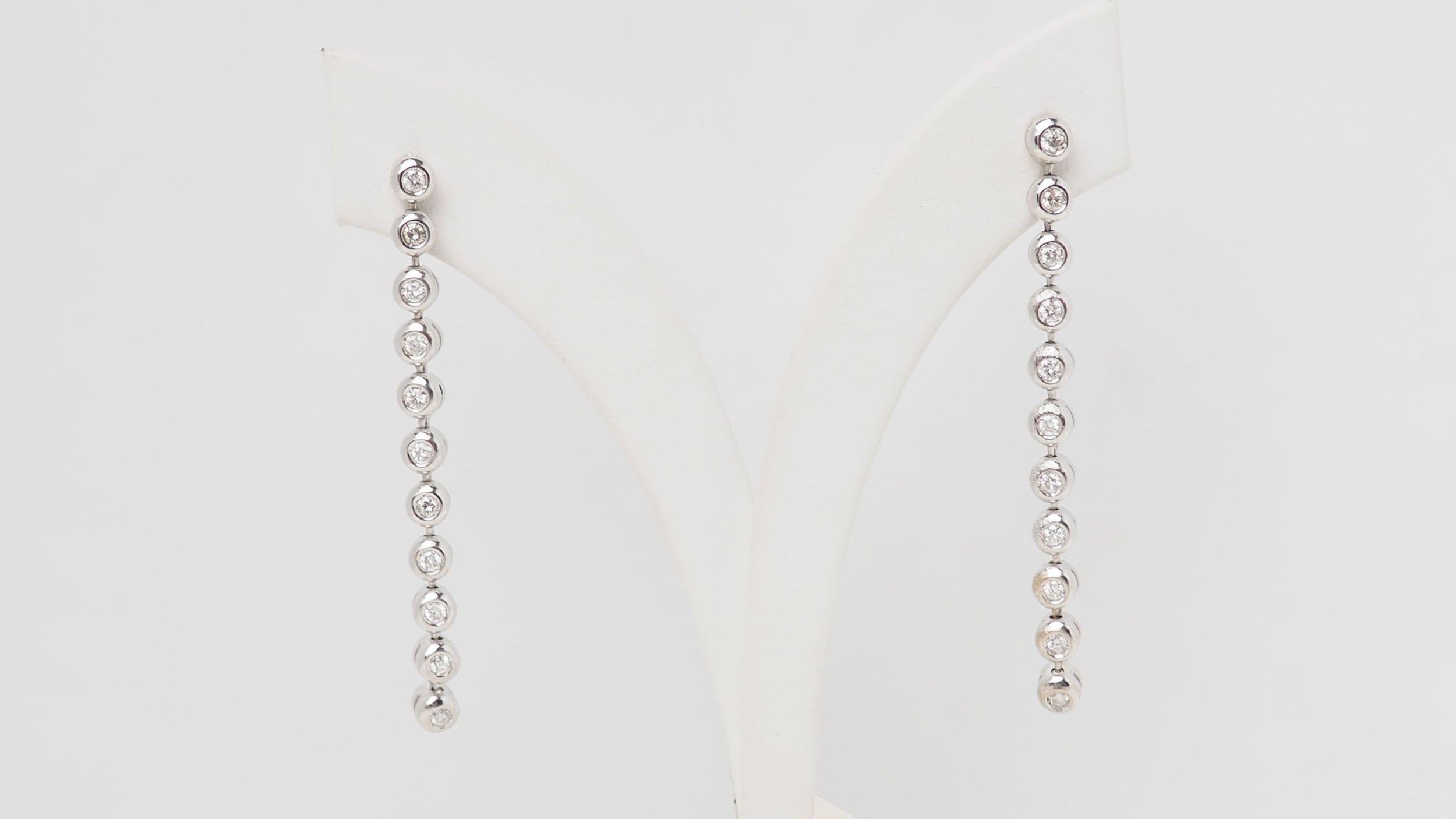 Boucles d'oreilles pendantes en or blanc et diamants