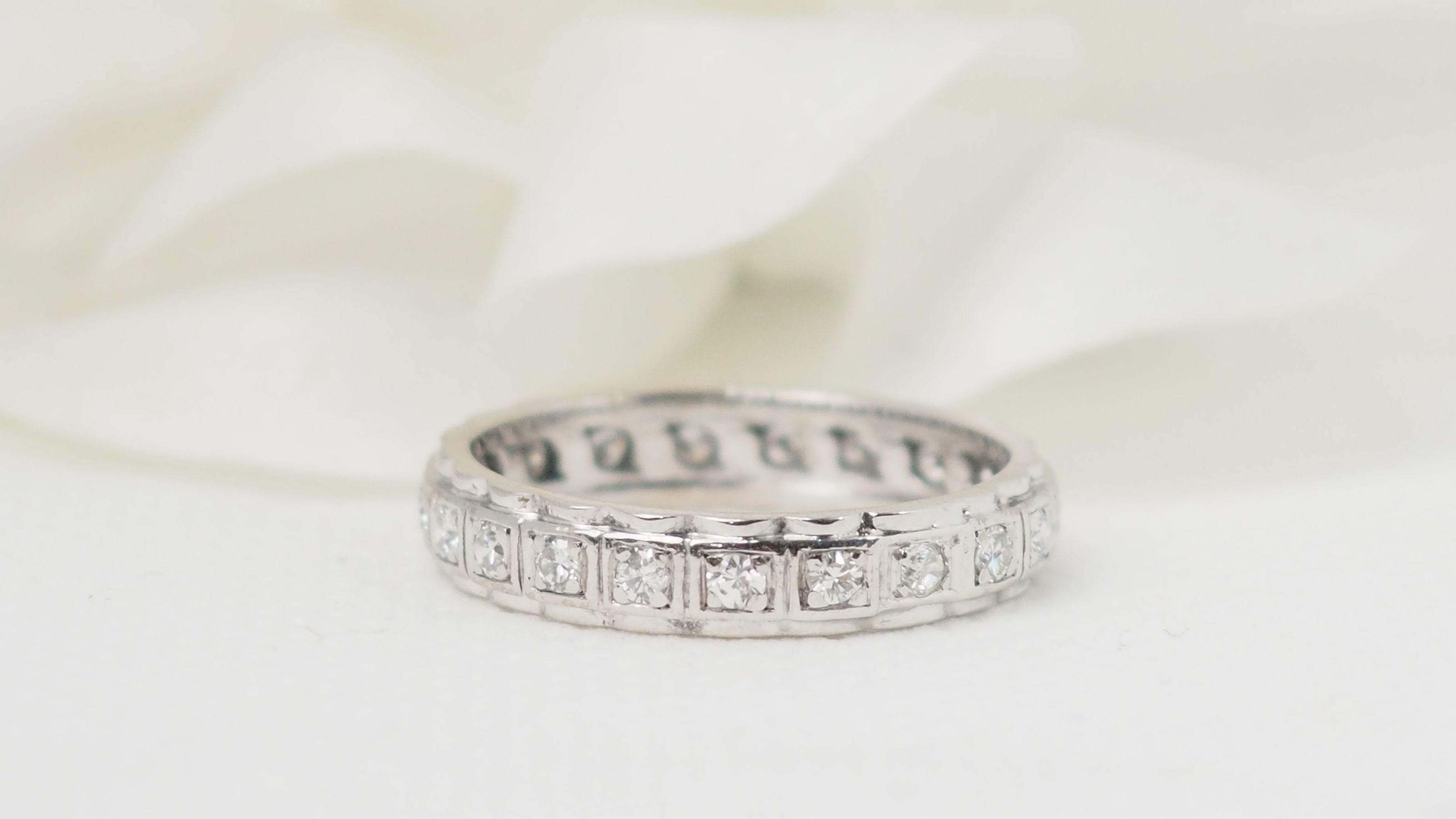 Alliance tour complet en or blanc et diamants