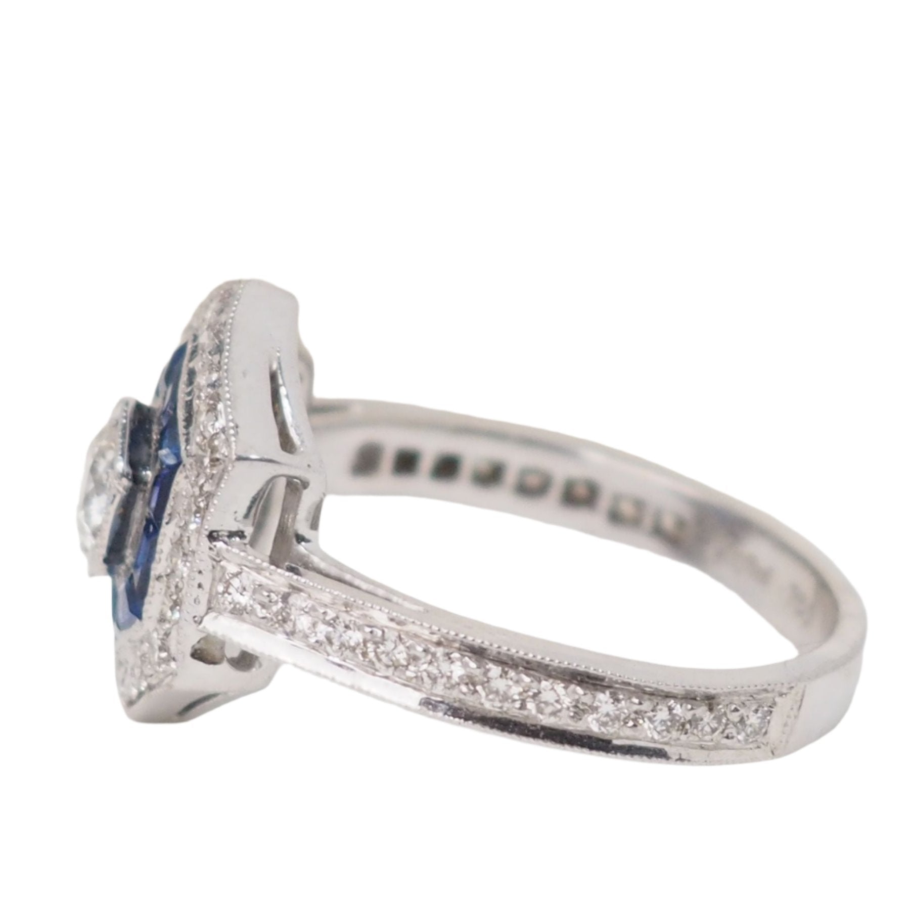 Bague double entourage en or blanc, saphirs et diamants