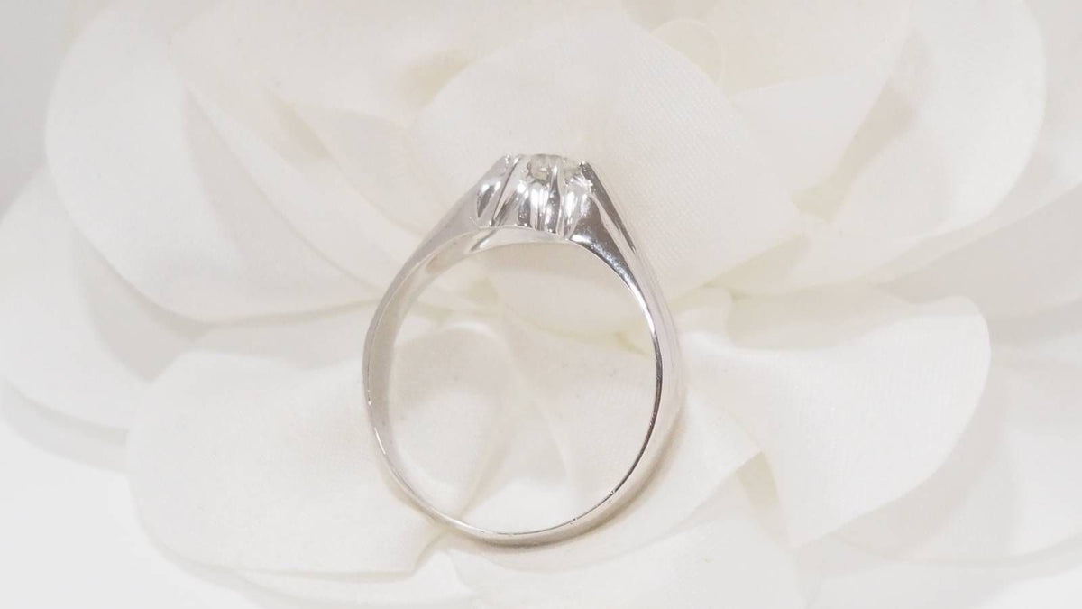 Solitaire ring in white gold and diamond 