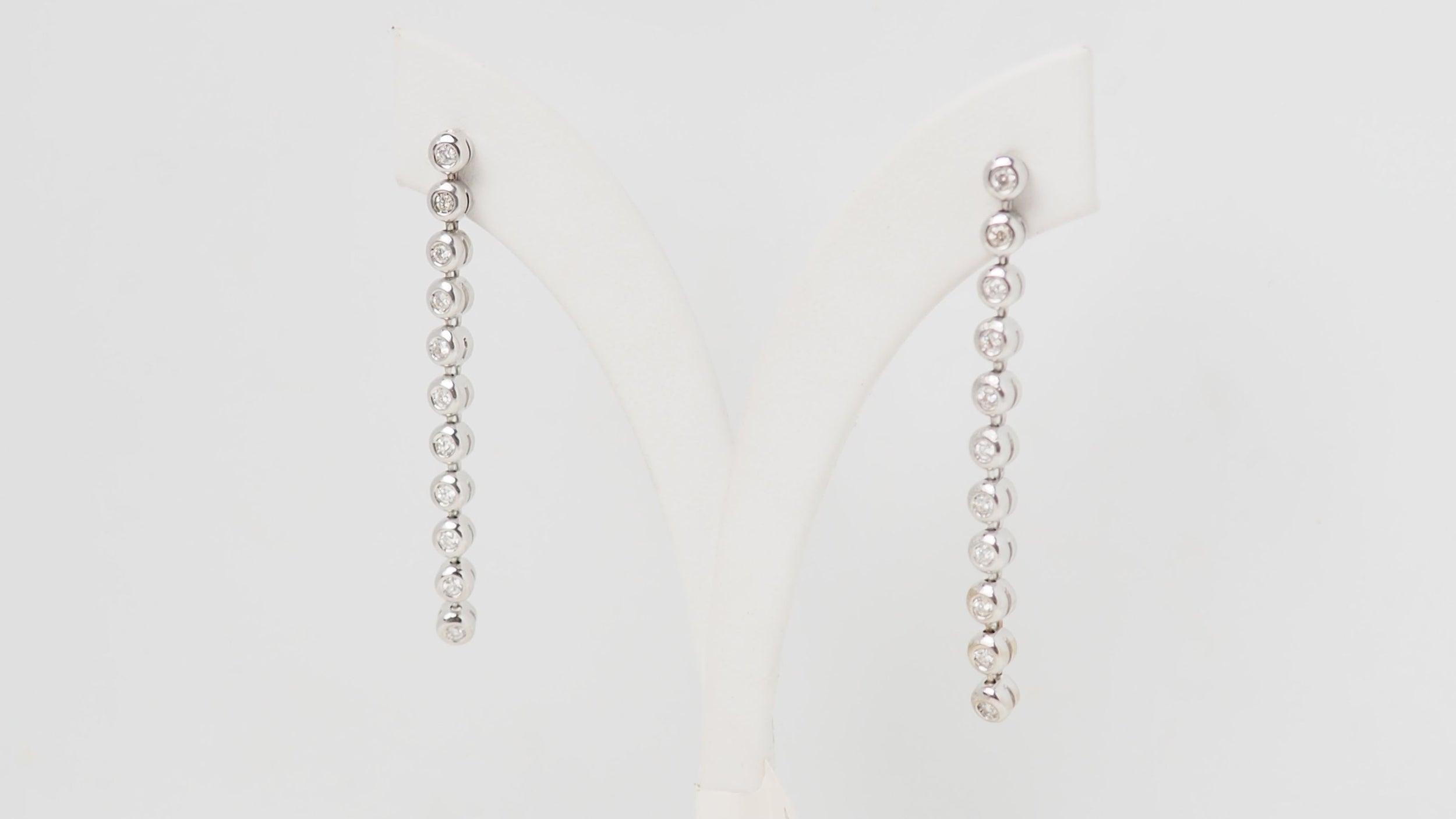 Boucles d'oreilles pendantes en or blanc et diamants