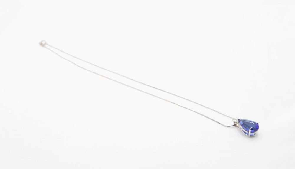 Collier maille cobra en or blanc et saphir