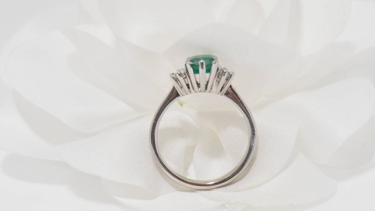 White gold, emerald and diamond ring 