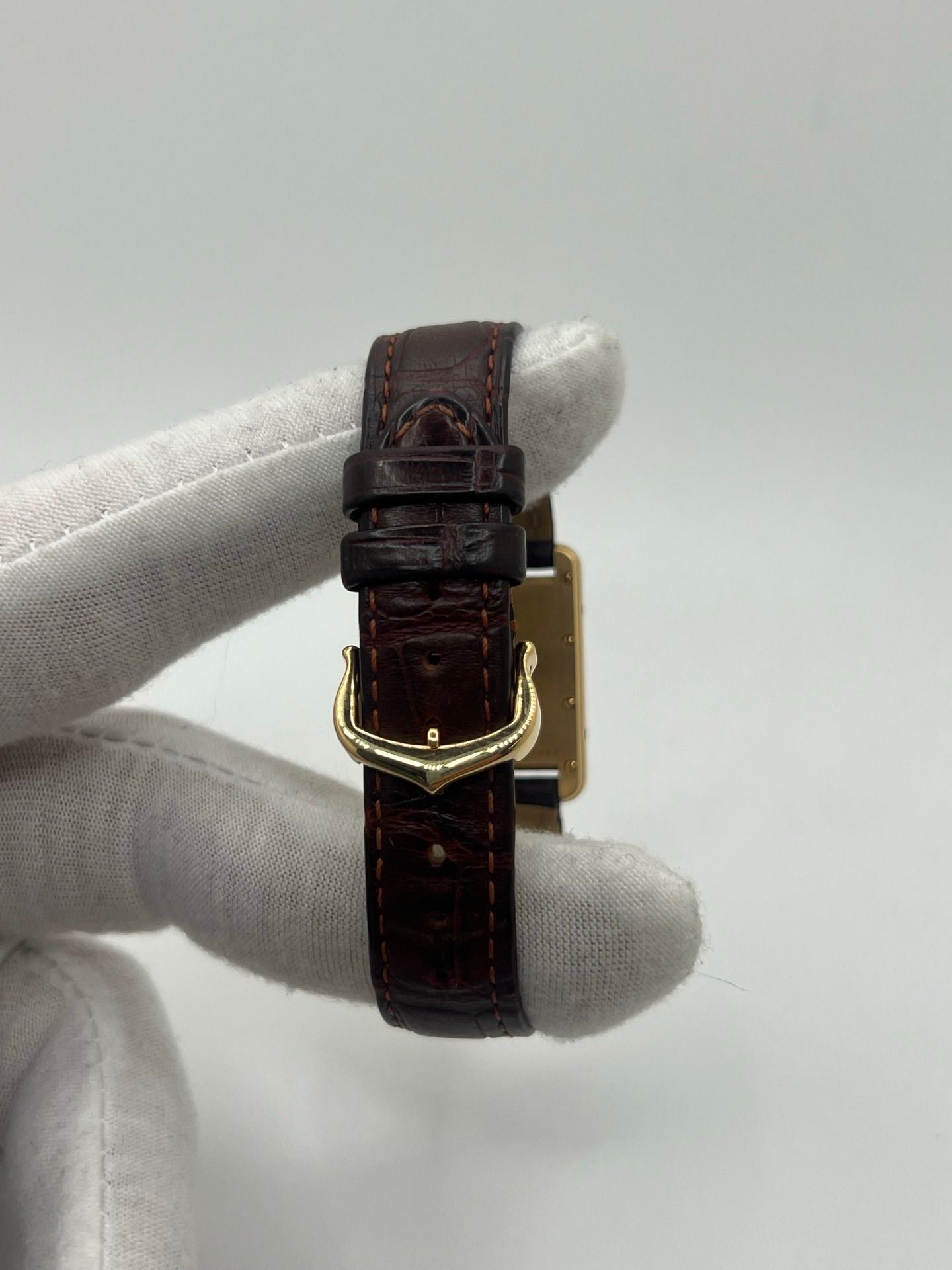 Montre CARTIER Tank Louis en or jaune, cuir et quartz