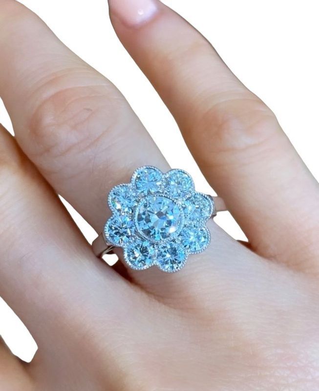 Marguerite ring, in 18k white gold and diamonds 