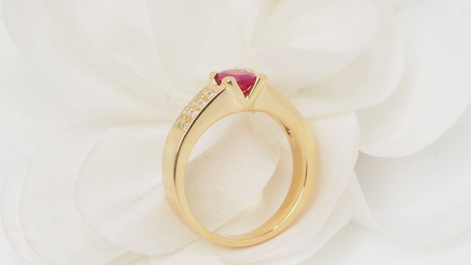 Yellow gold, ruby ​​and diamond ring