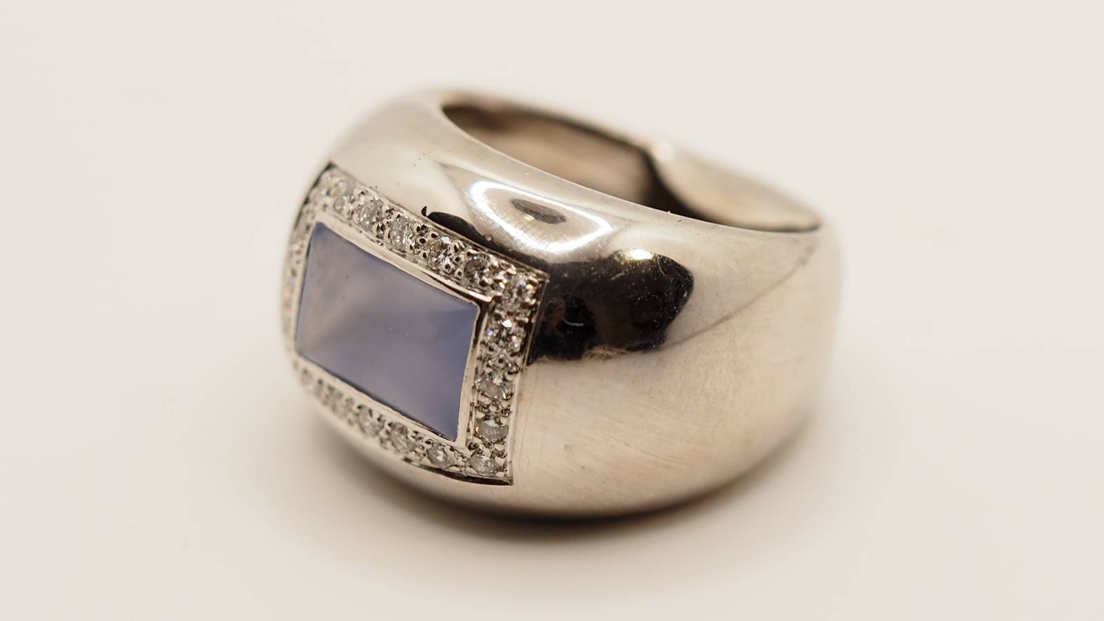 Bague Poiray en or blanc, calcédoine bleue et diamants