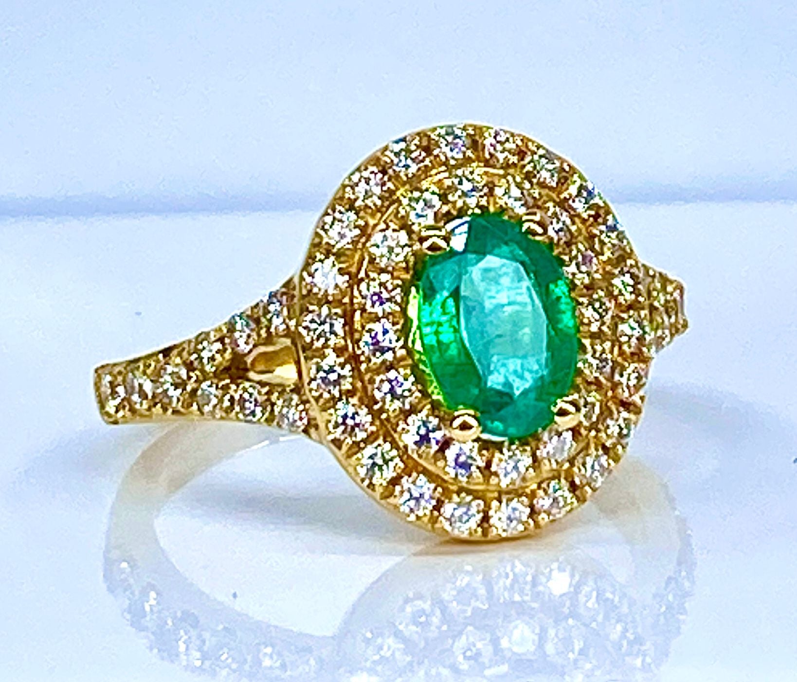Pompadour ring in yellow gold, emerald and diamonds