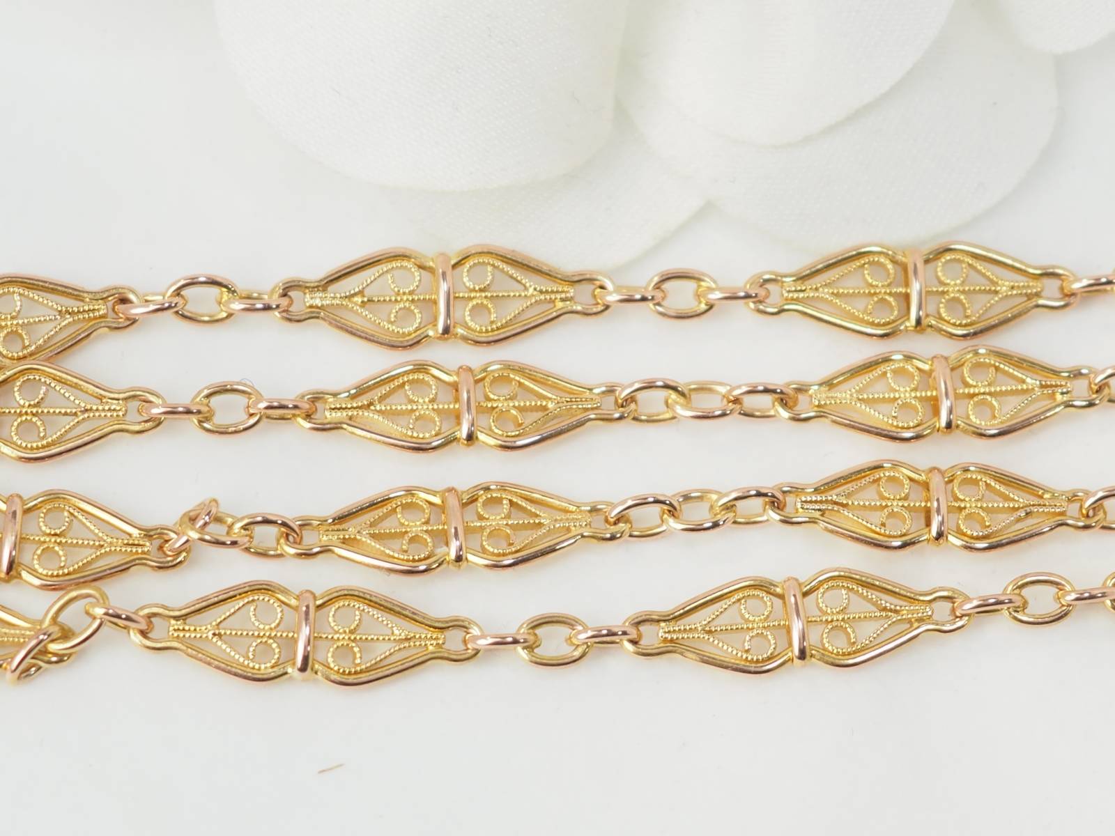 Necklace filigree mesh in yellow gold