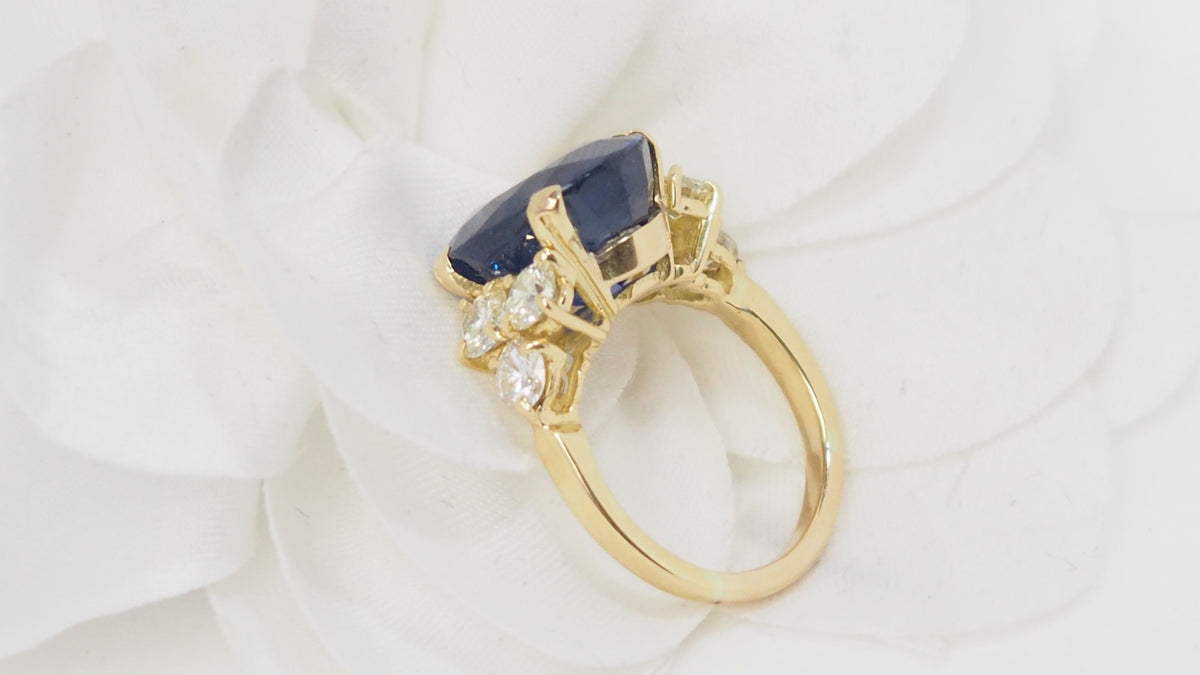 Important ring in yellow gold, Ceylon sapphire and diamonds 