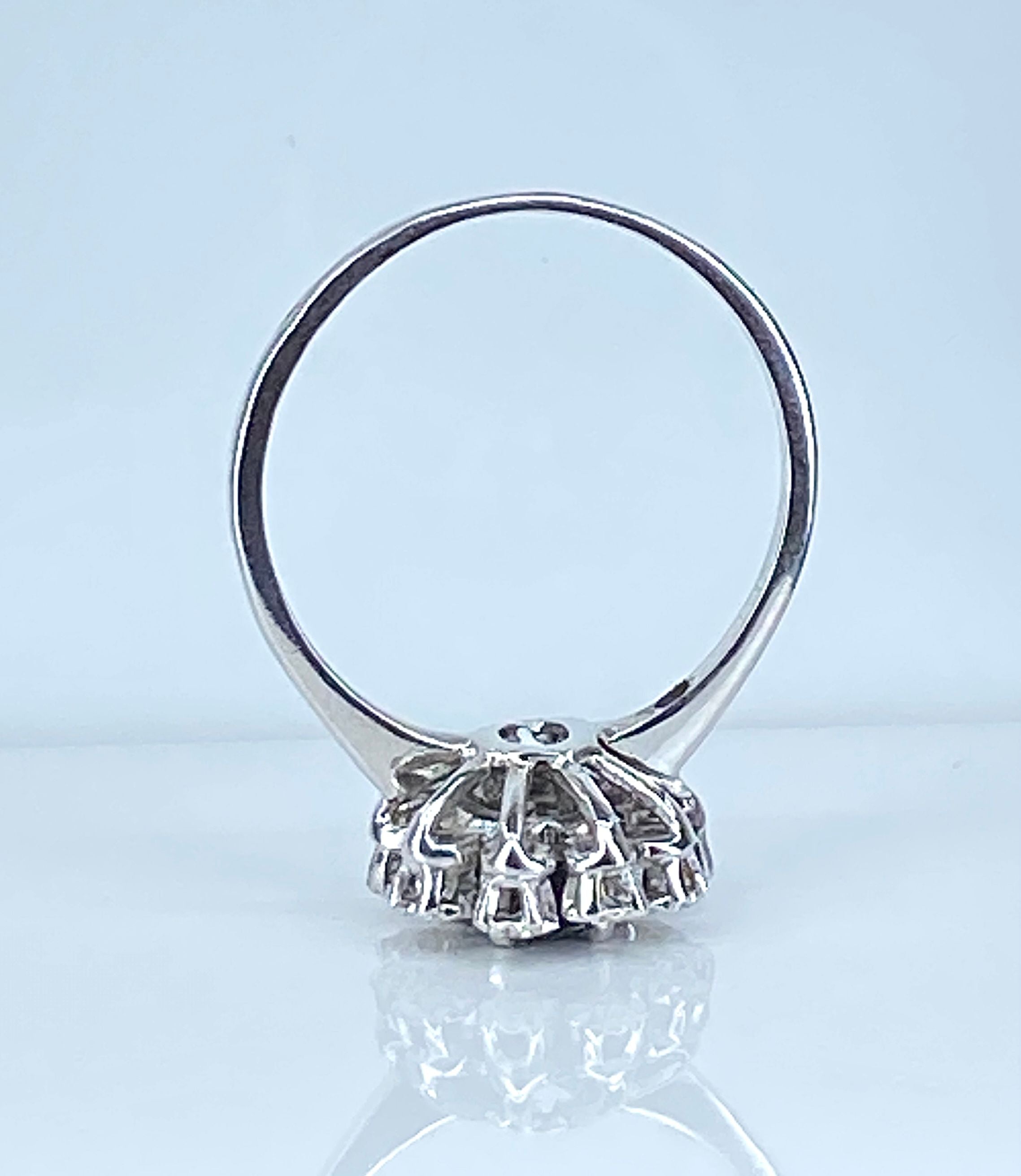 Bague marguerite en or blanc 18 carats en saphir et diamants