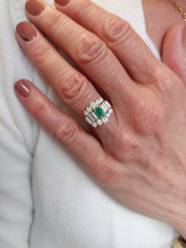 Bague années 50' en or blanc émeraude et diamants