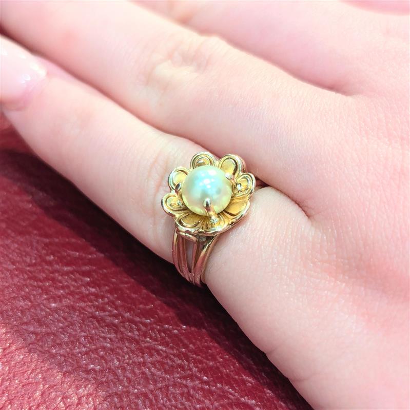 Bague florale en or jaune et perle