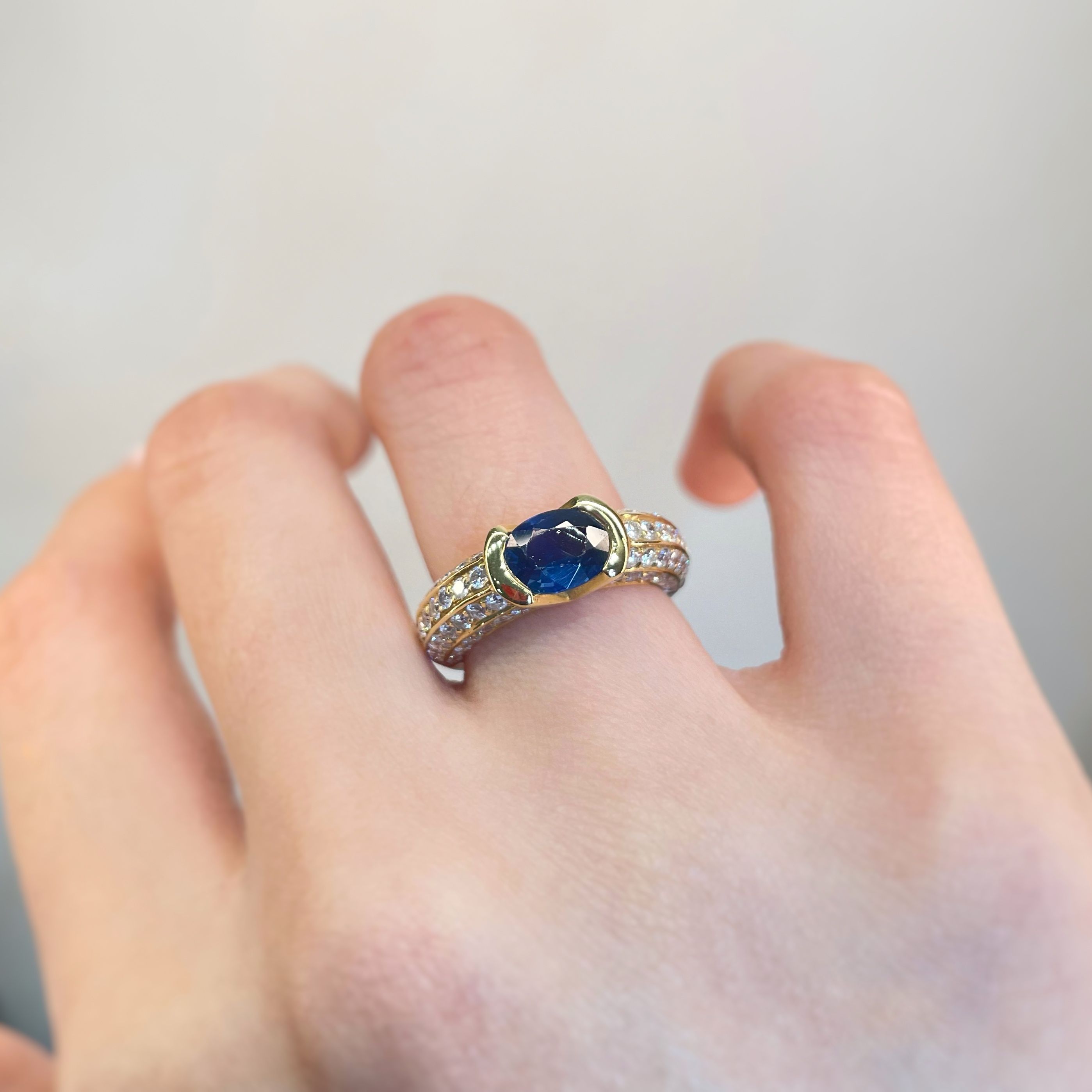 Ring - Gold, diamonds and Sapphire