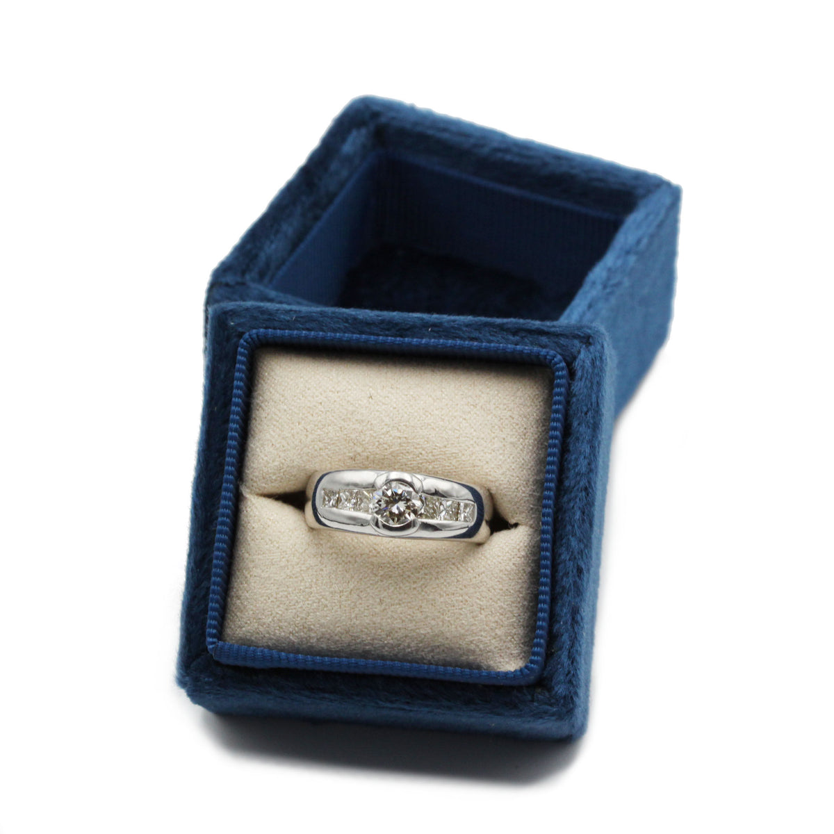Ring at white gold and diamonds