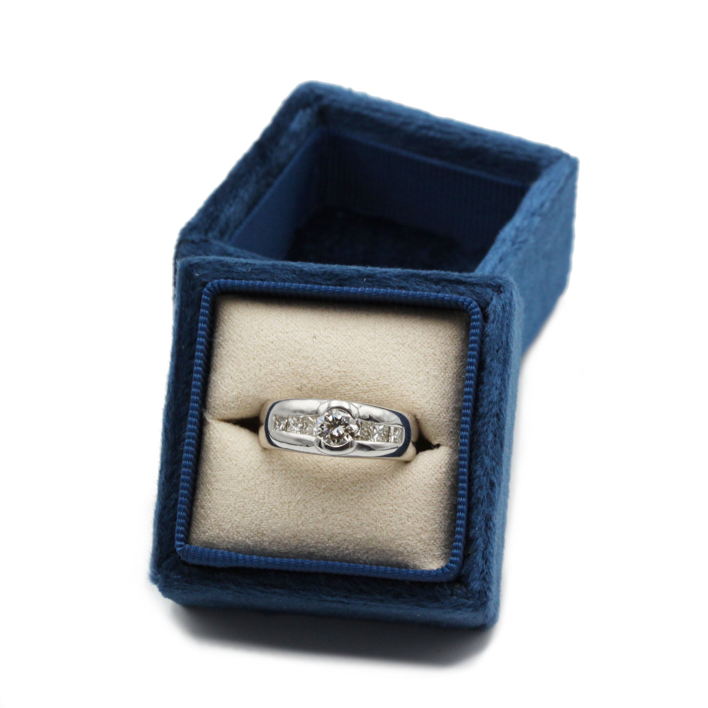 Bague - Or blanc et diamants