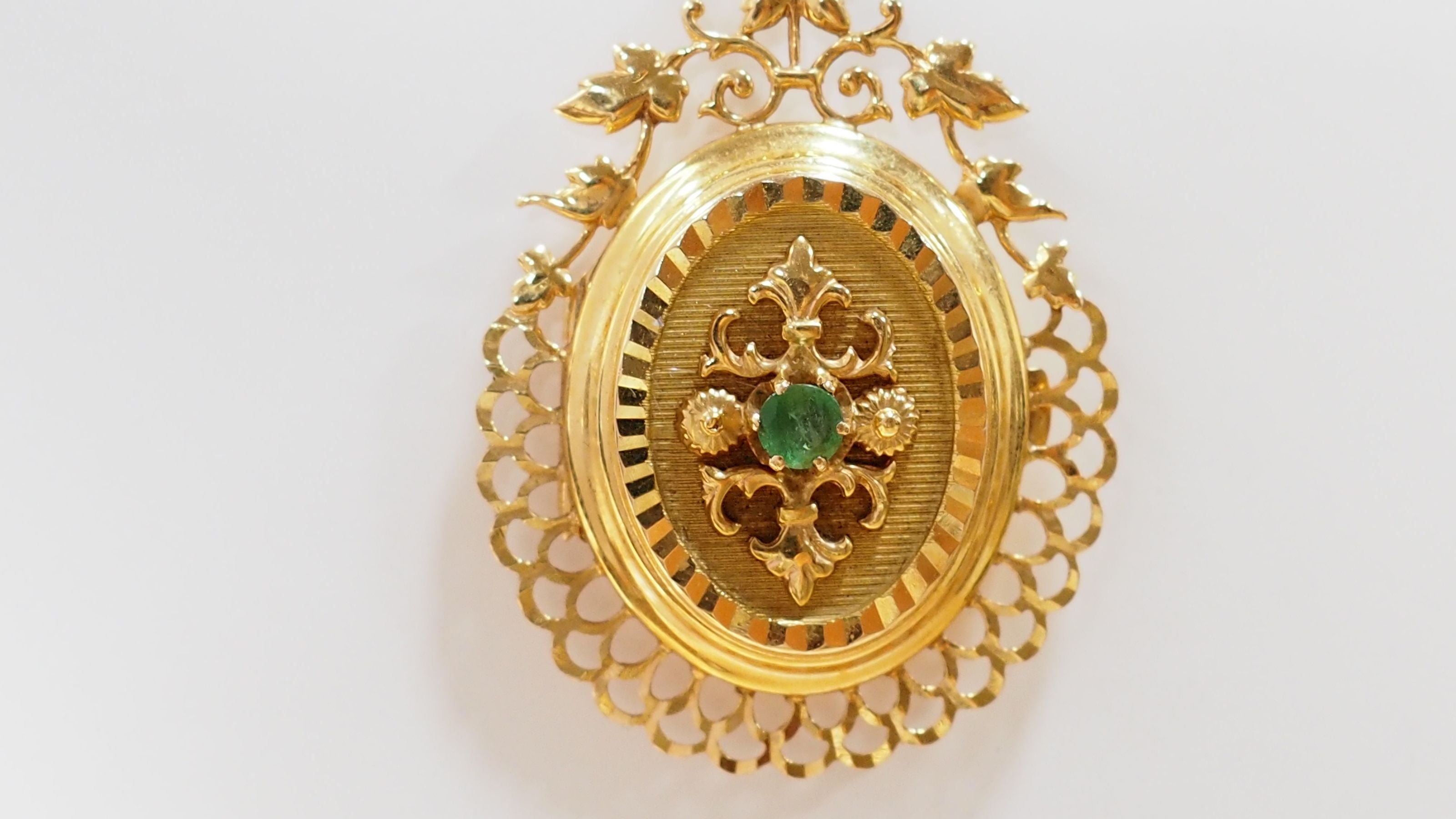 Pendentif porte photo en or jaune et émeraude