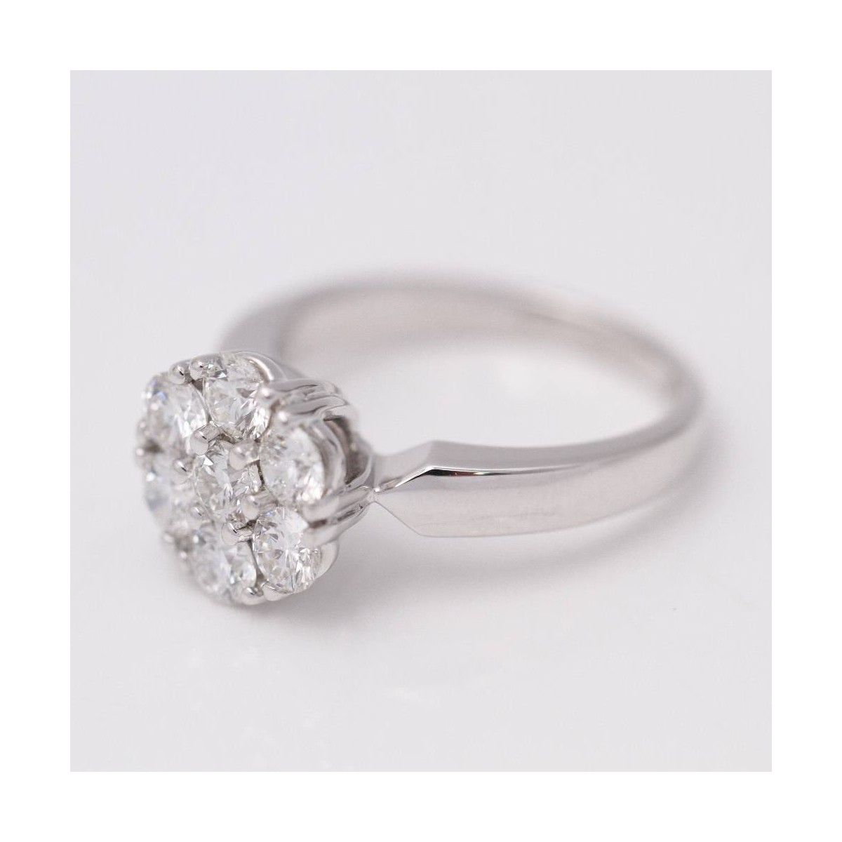 Bague rosette en or blanc