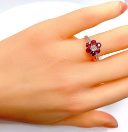 Bague marguerite en or 18 carats en rubis et diamants