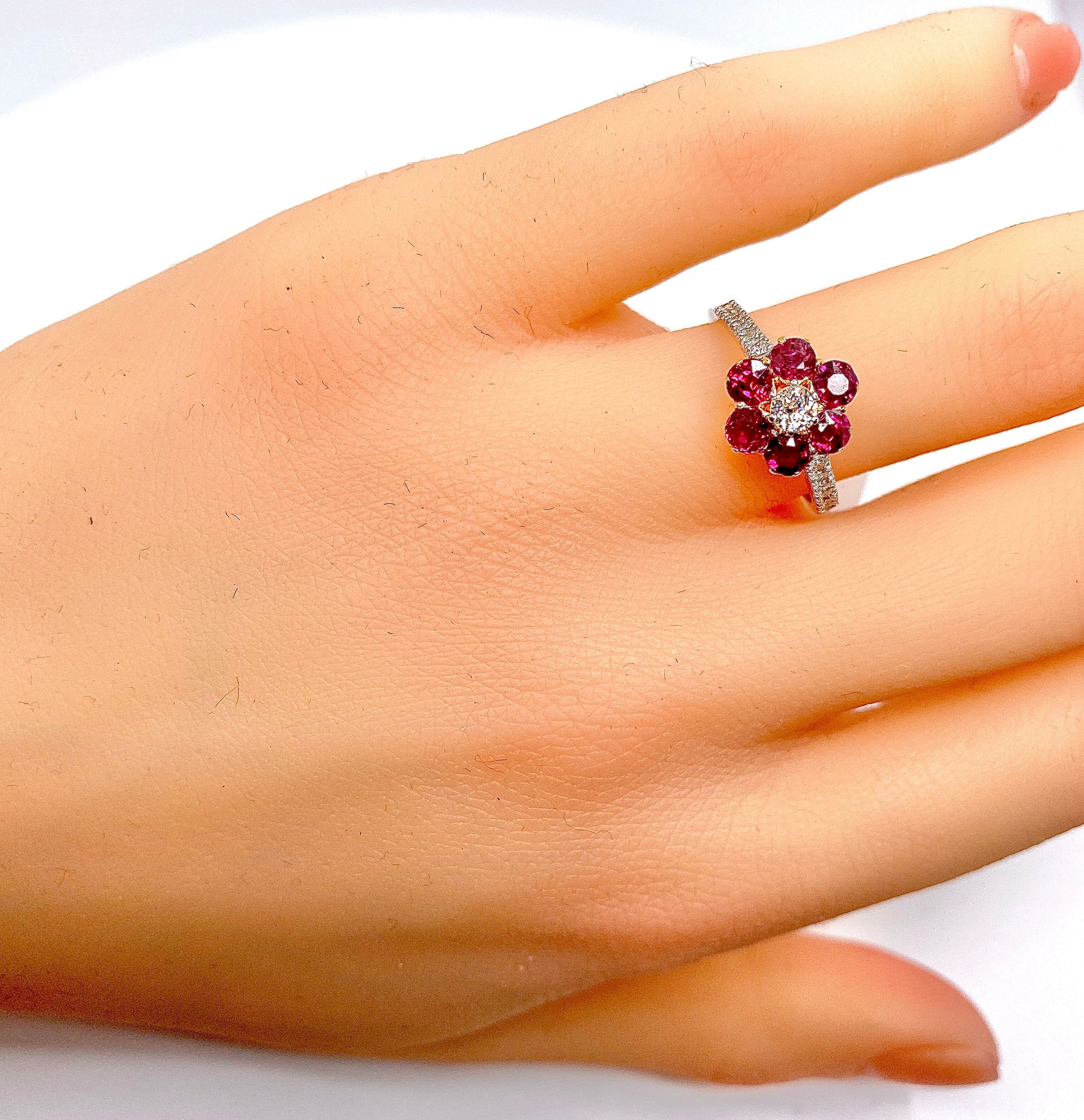 Bague marguerite en or 18 carats en rubis et diamants