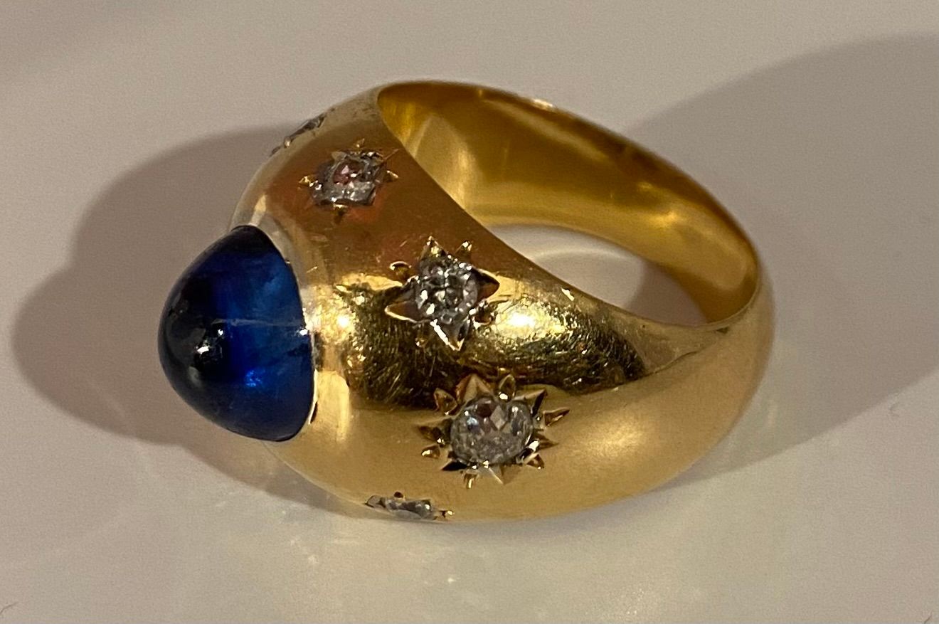 Bague en or 18 carats, saphir cabochon 5.10 ct ceylan non chauffé vers 1940