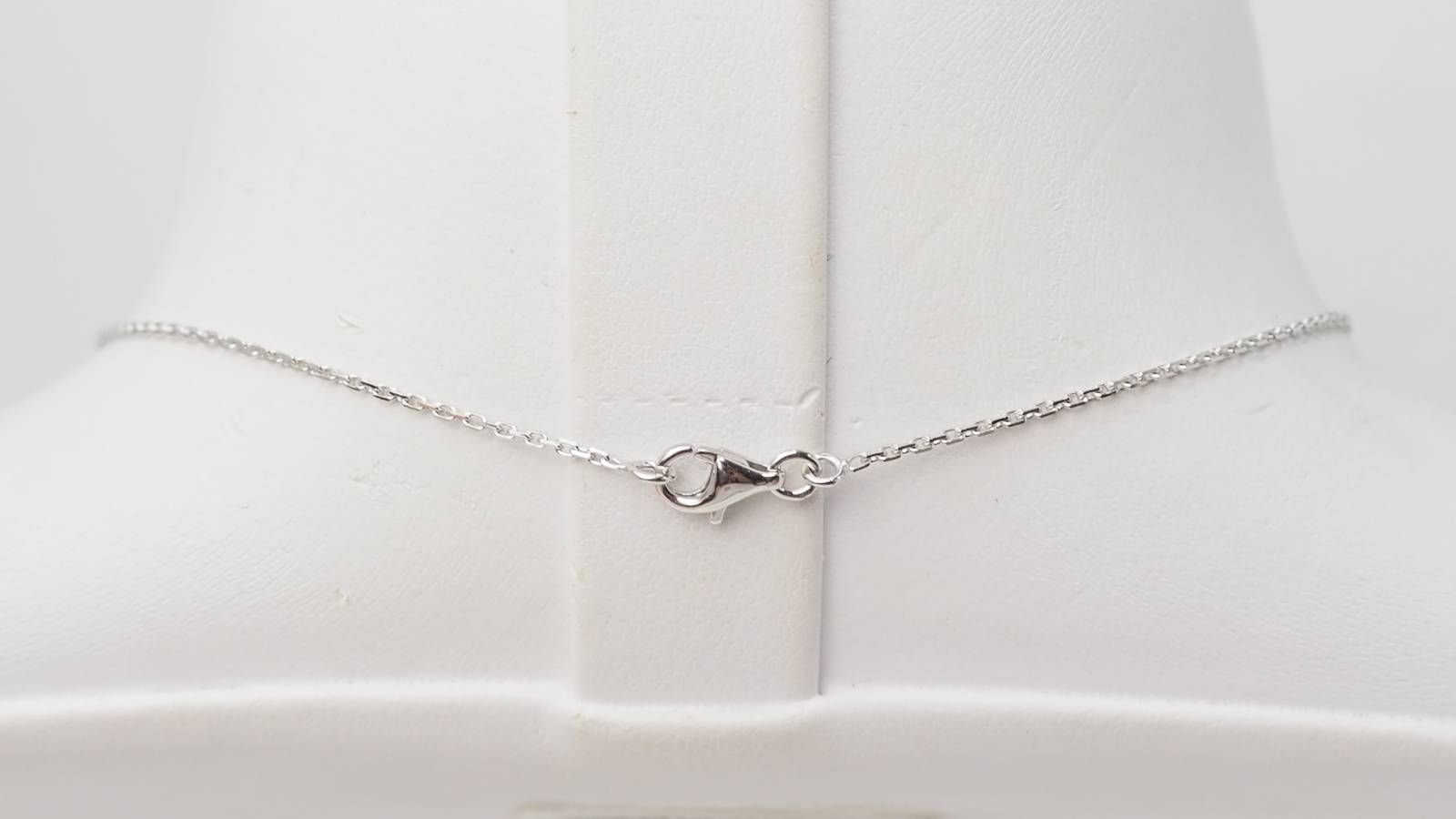 Collier pendentif en or blanc, émeraude et diamant