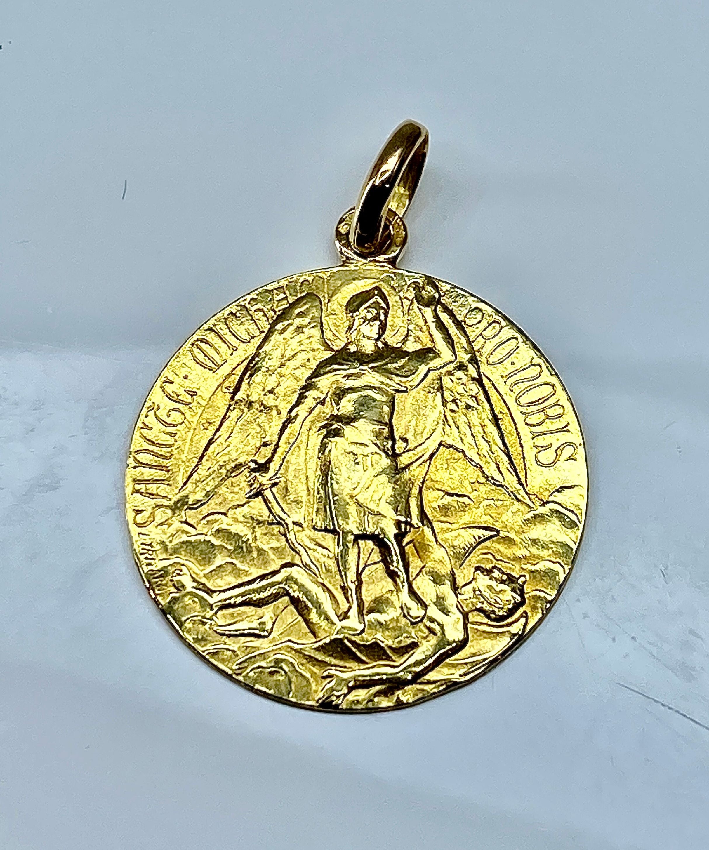 Medal in yellow gold 18 carats representing Saint Michel signed L.Tricard, circa 1930