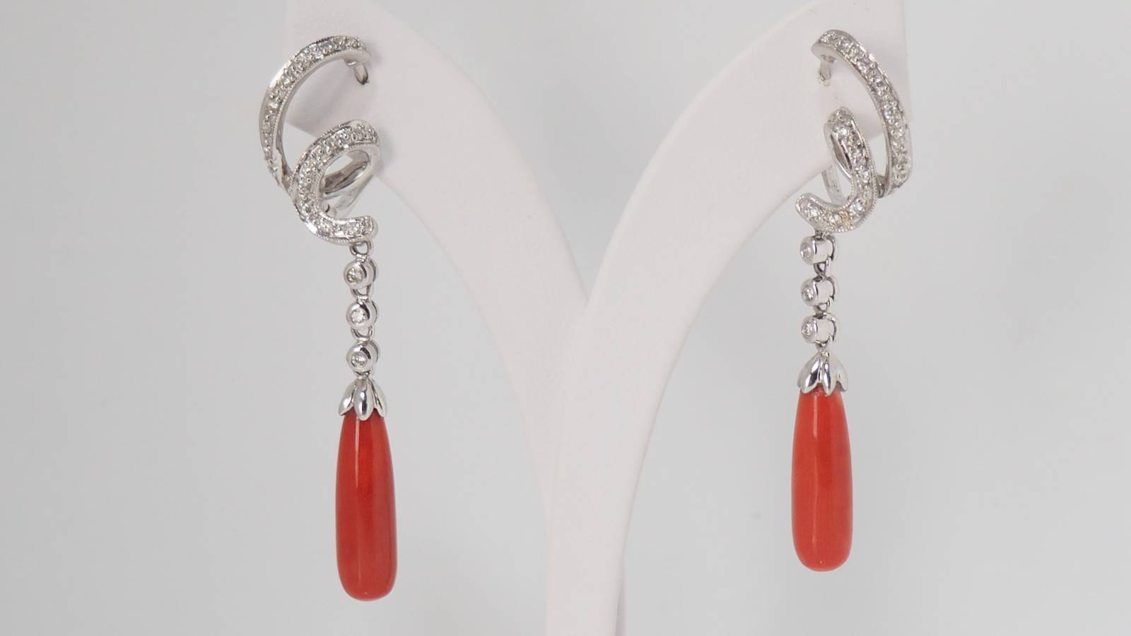 Pendants d'oreilles en or blanc, diamants et corail