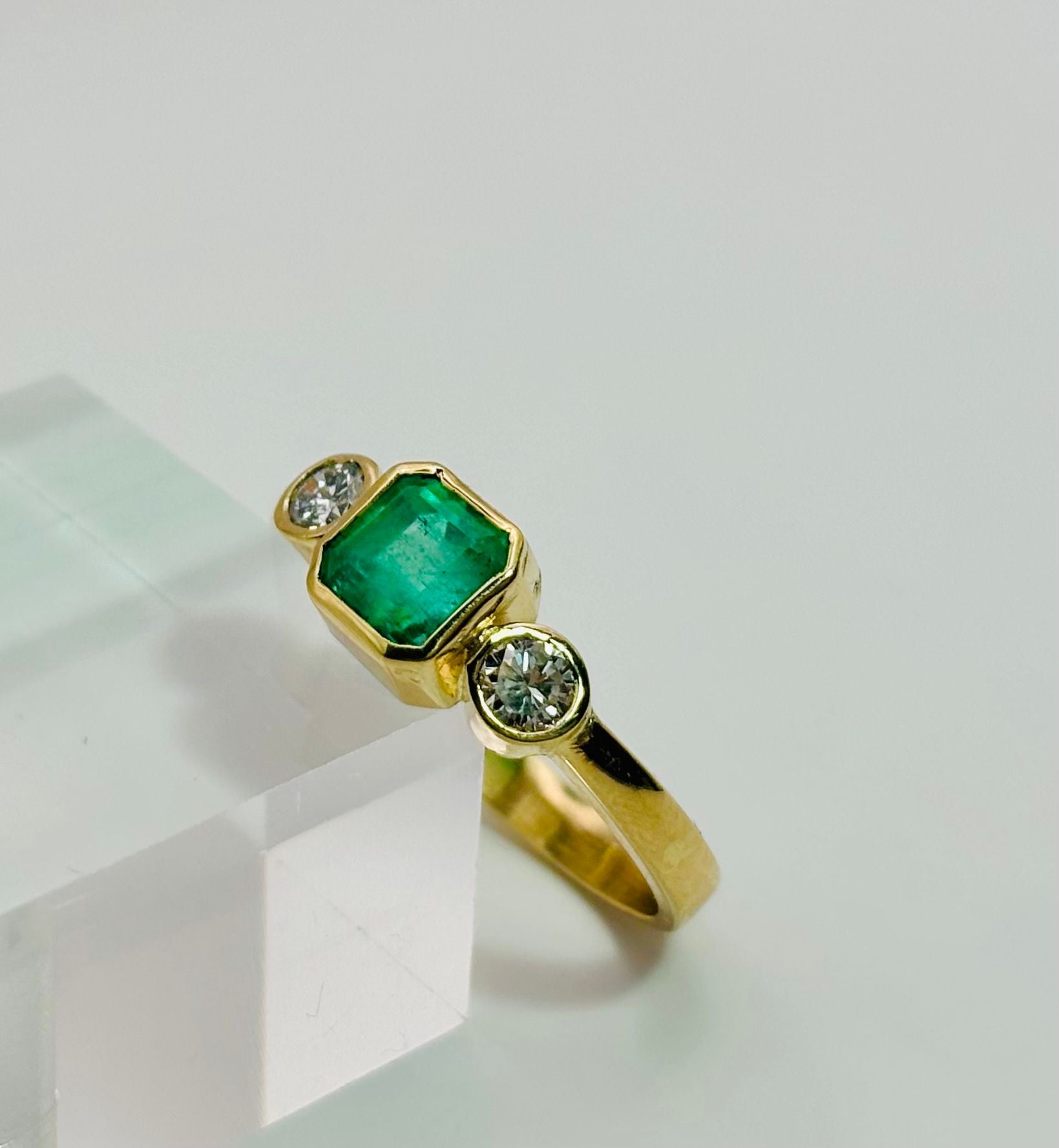 Bague en or jaune et émeraude