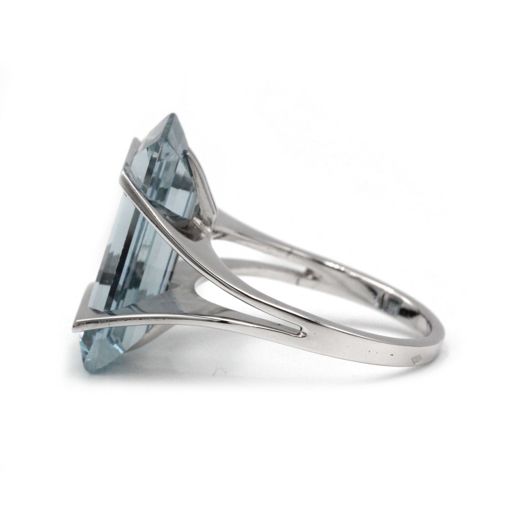 Ring at white gold and aquamarine