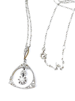 Pendentif en diamant et sa chaîne en or 18 carats, époque Art Deco