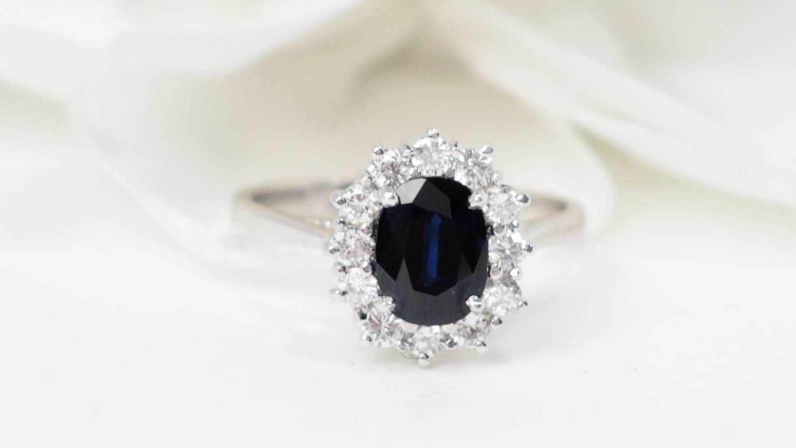 Bague marguerite en or blanc, saphir et diamants