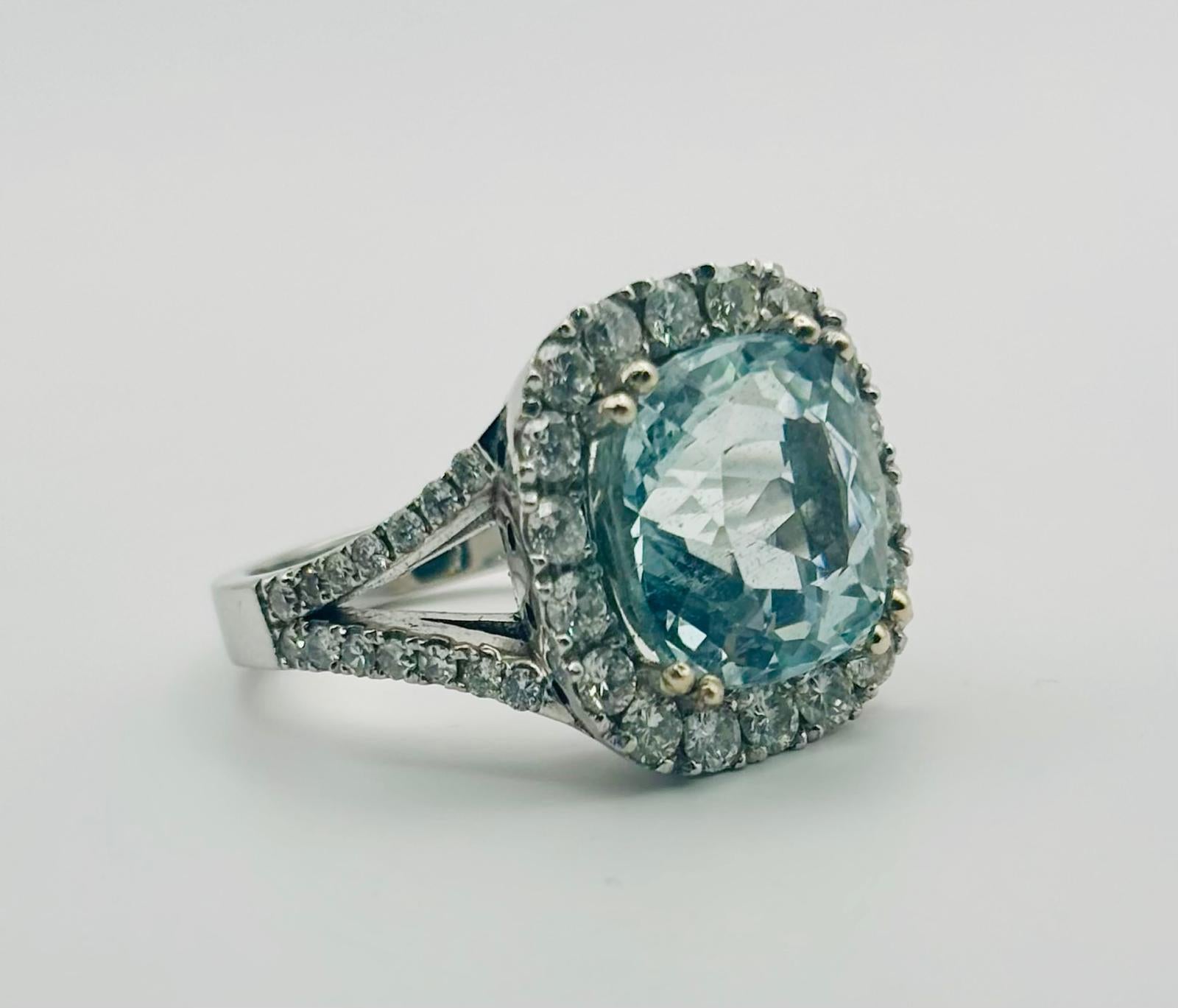 WHITE GOLD ANILLO WITH CENTRAL AGUAMARINA AND DIAMOND HALO 