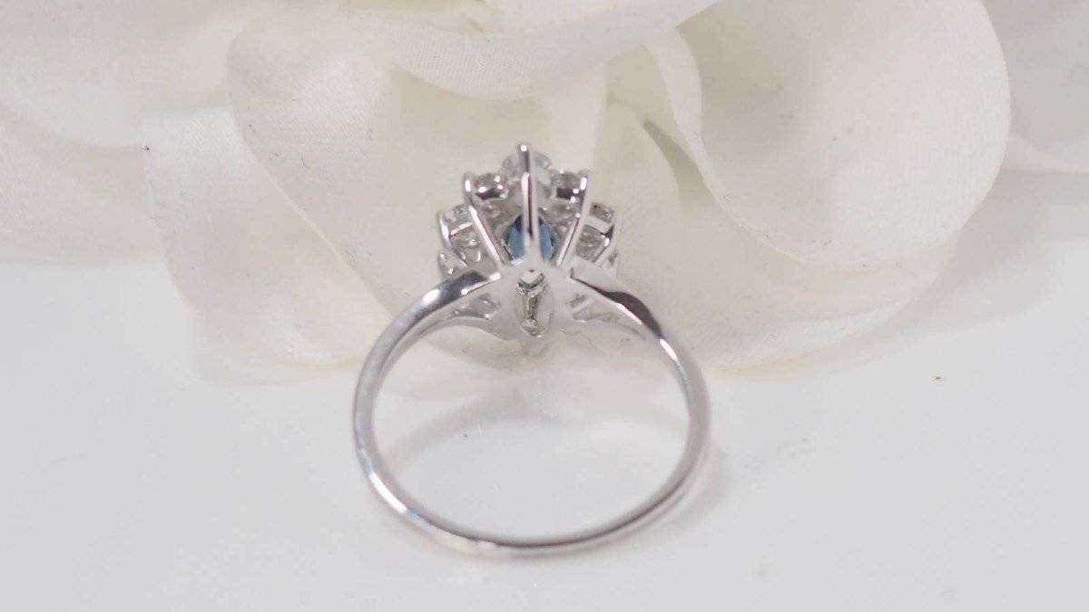 Bague navette en or blanc, saphir et diamants