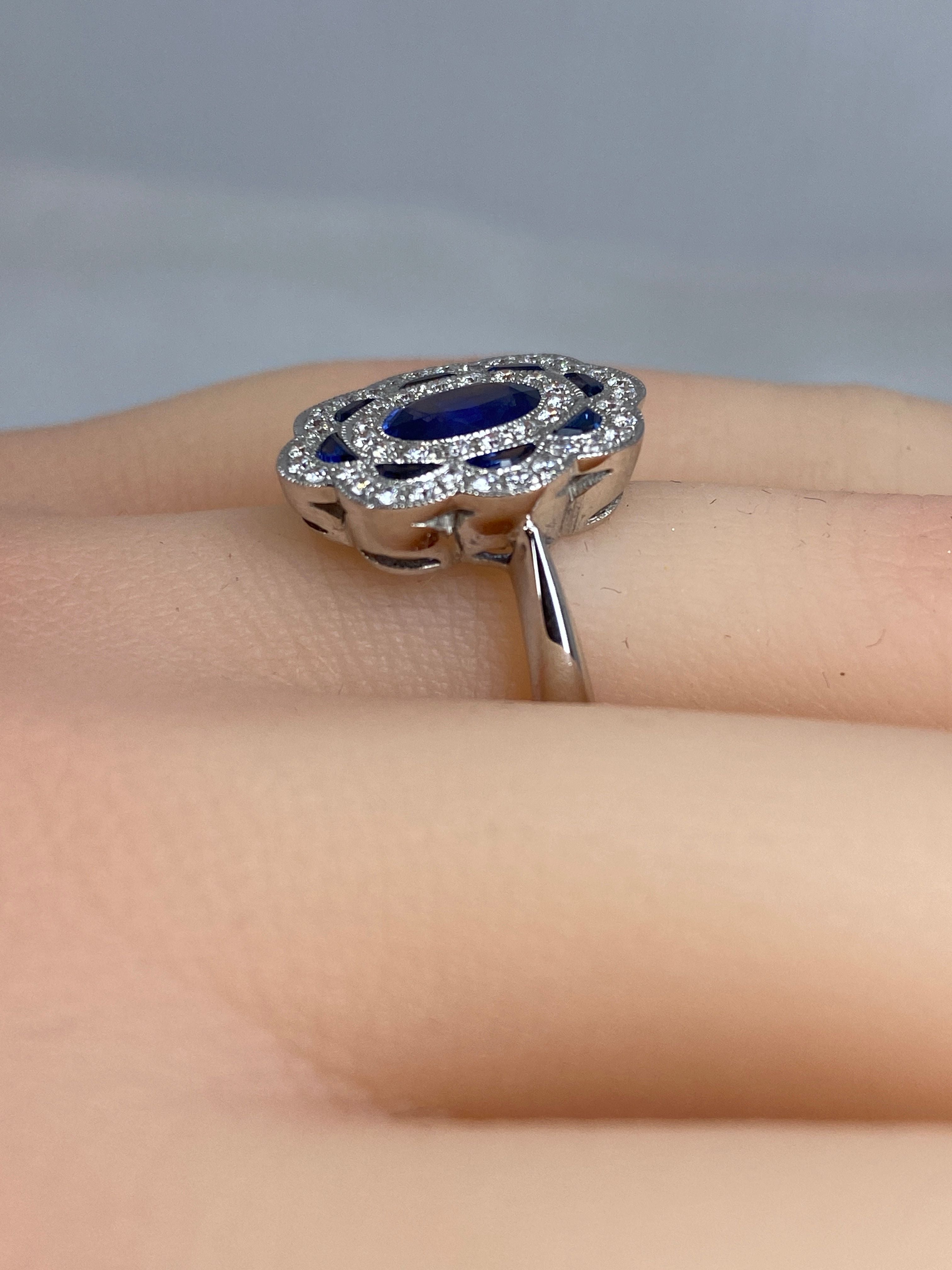 Bague marguerite en or 18 carats en saphirs et diamants