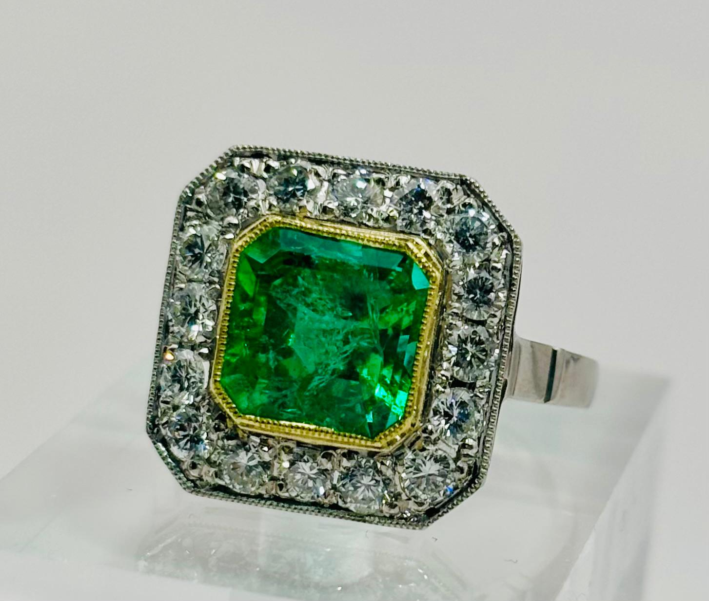 ANILLO DISEÑO VINTAGE EN PLATINO CON ESMERALDA CENTRAL  Y HALO DE DIAMANTES