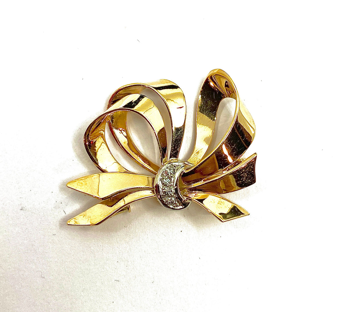 Broche noeud en or et platine et diamants