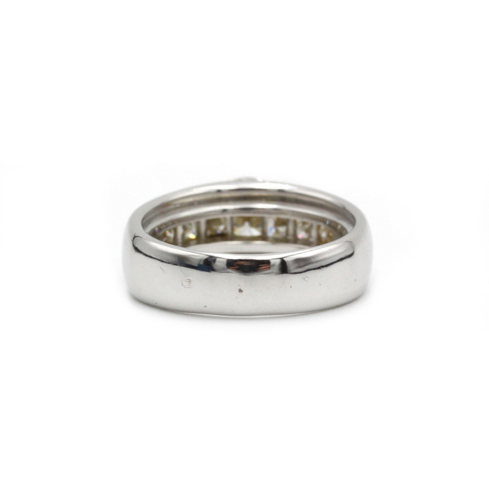 Ring at white gold and diamonds