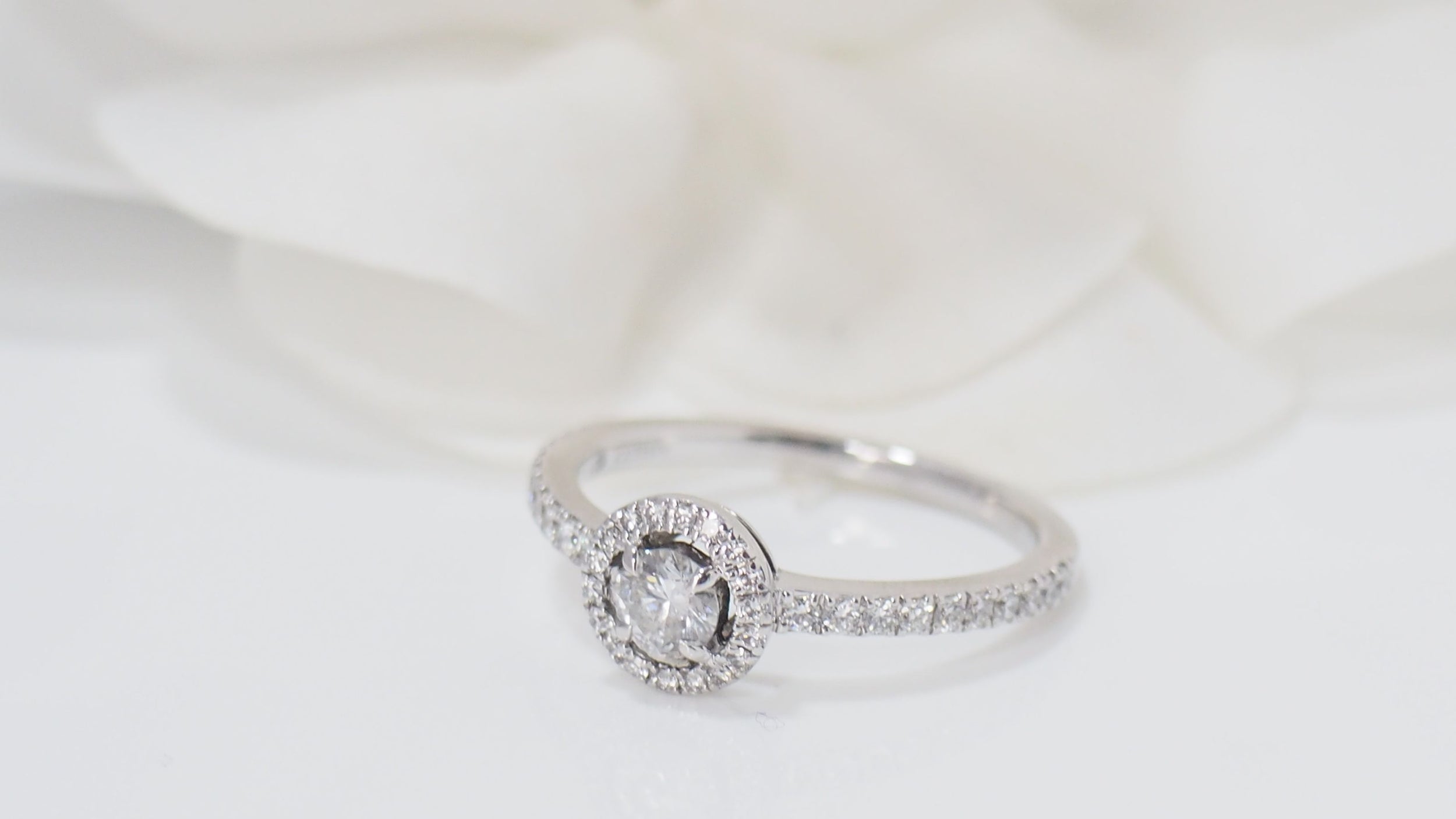 Bague solitaire Messika en or blanc et diamants