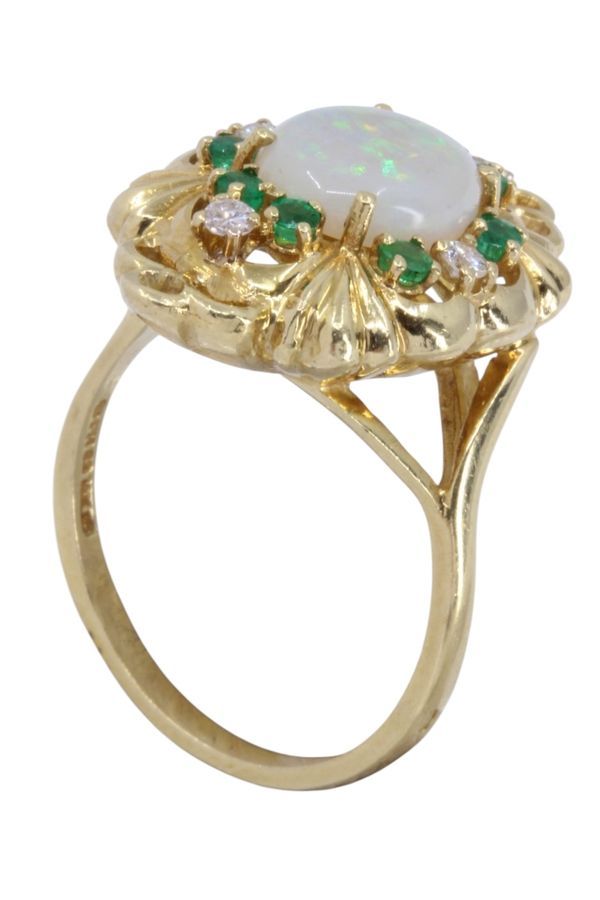 Bague ancienne opale, émeraudes et diamants en or jaune